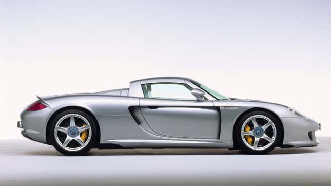 Imagen para el artículo titulado Un defecto en la suspensión provoca el retiro del Porsche Carrera GT